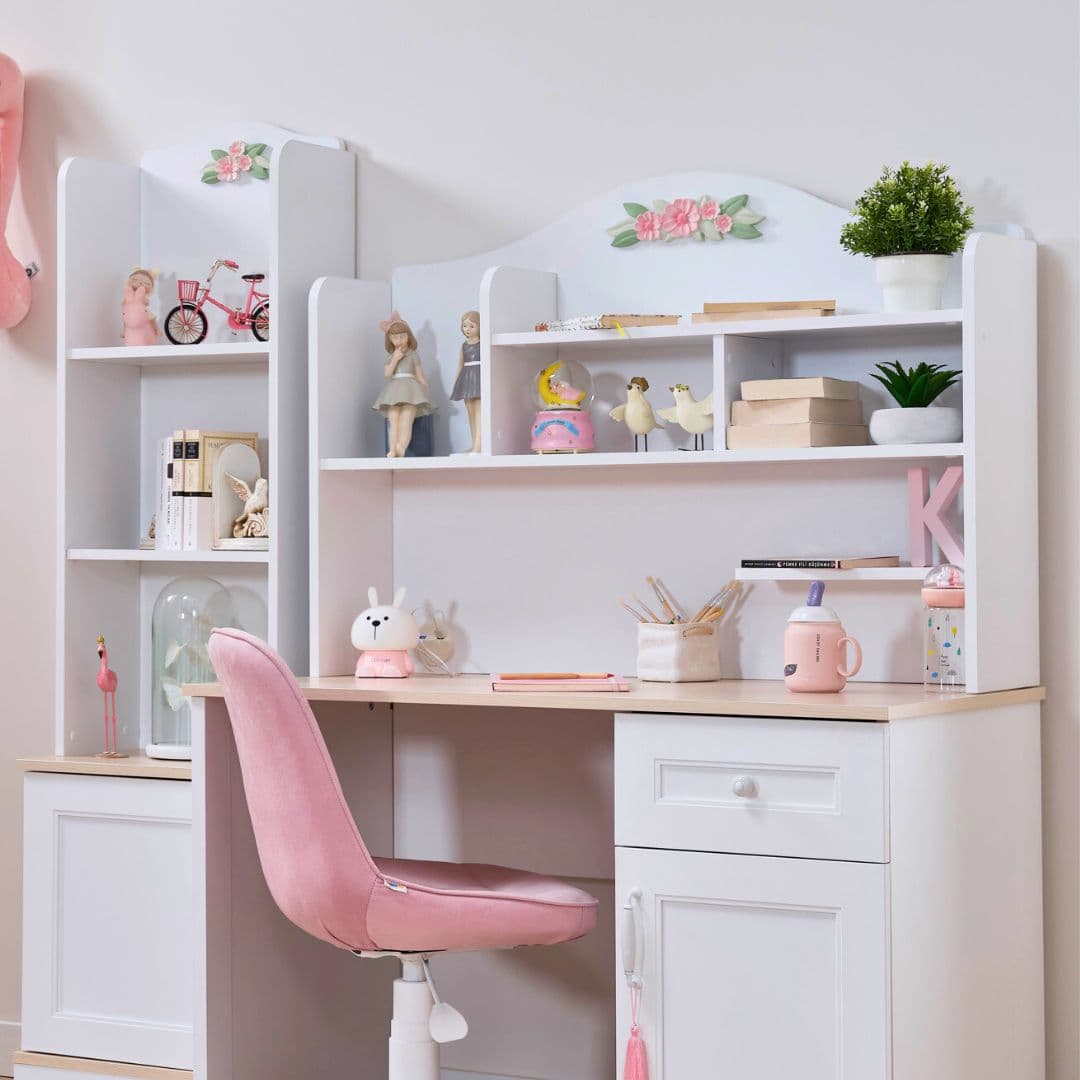Надстройка за бюро Bianca, монтирана върху бяло бюро с дървесен плот и розов стол. Рафтовете създават подреден и уютен учебен кът.