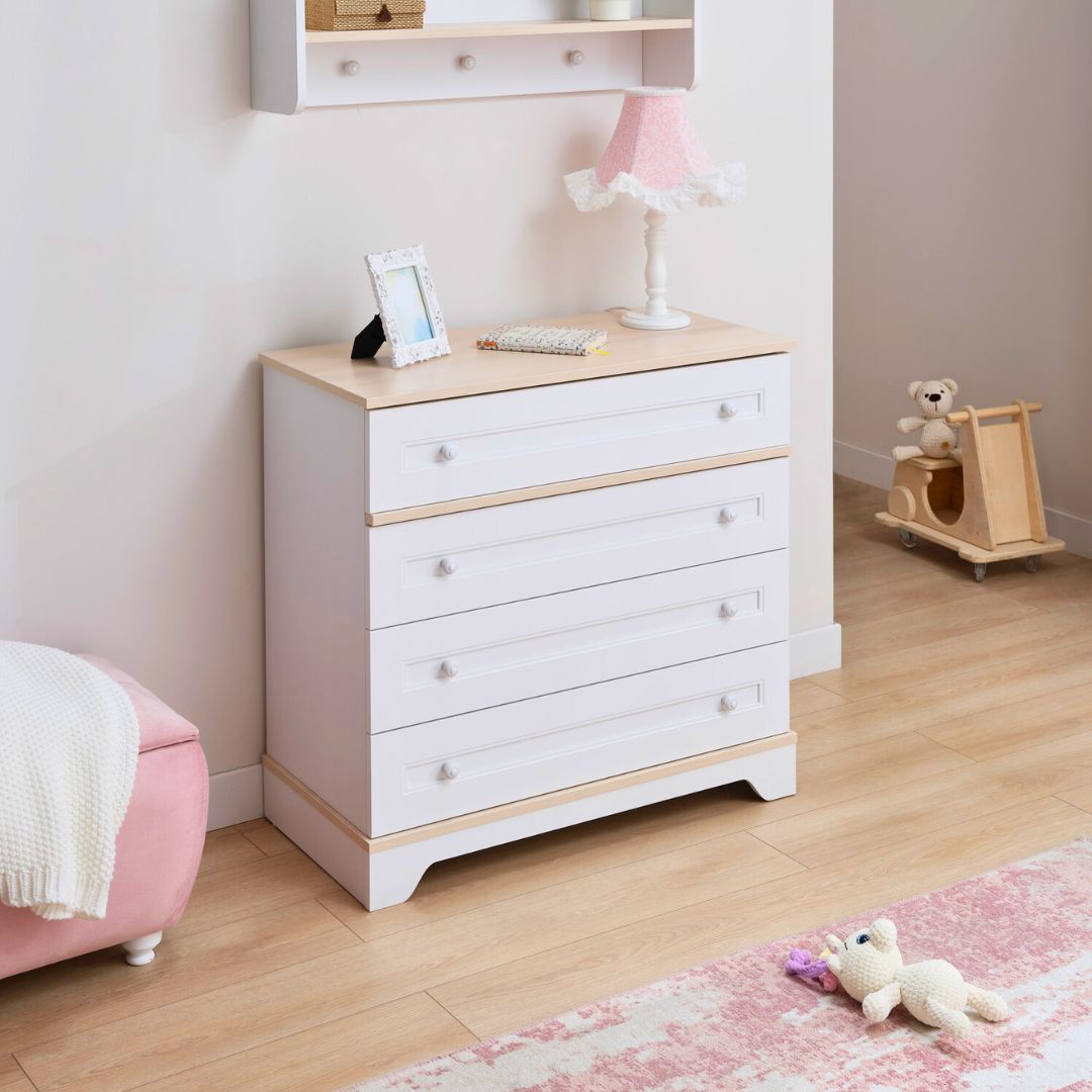 Детски скрин Bianca в детска стая - бял скрин с 4 чекмеджета и плот в светъл дървесен тон. Визията е нежна и подредена, с уютни розови акценти.
