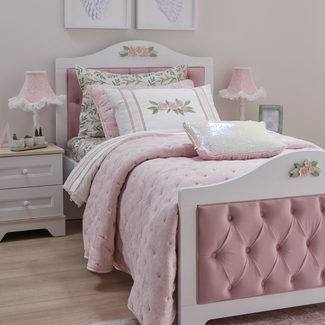 Тапицерия за легло Bianca (100 см) в нежен розов текстил, която омекотява визията на леглото. Създава уютен и по-топъл акцент в детската стая.