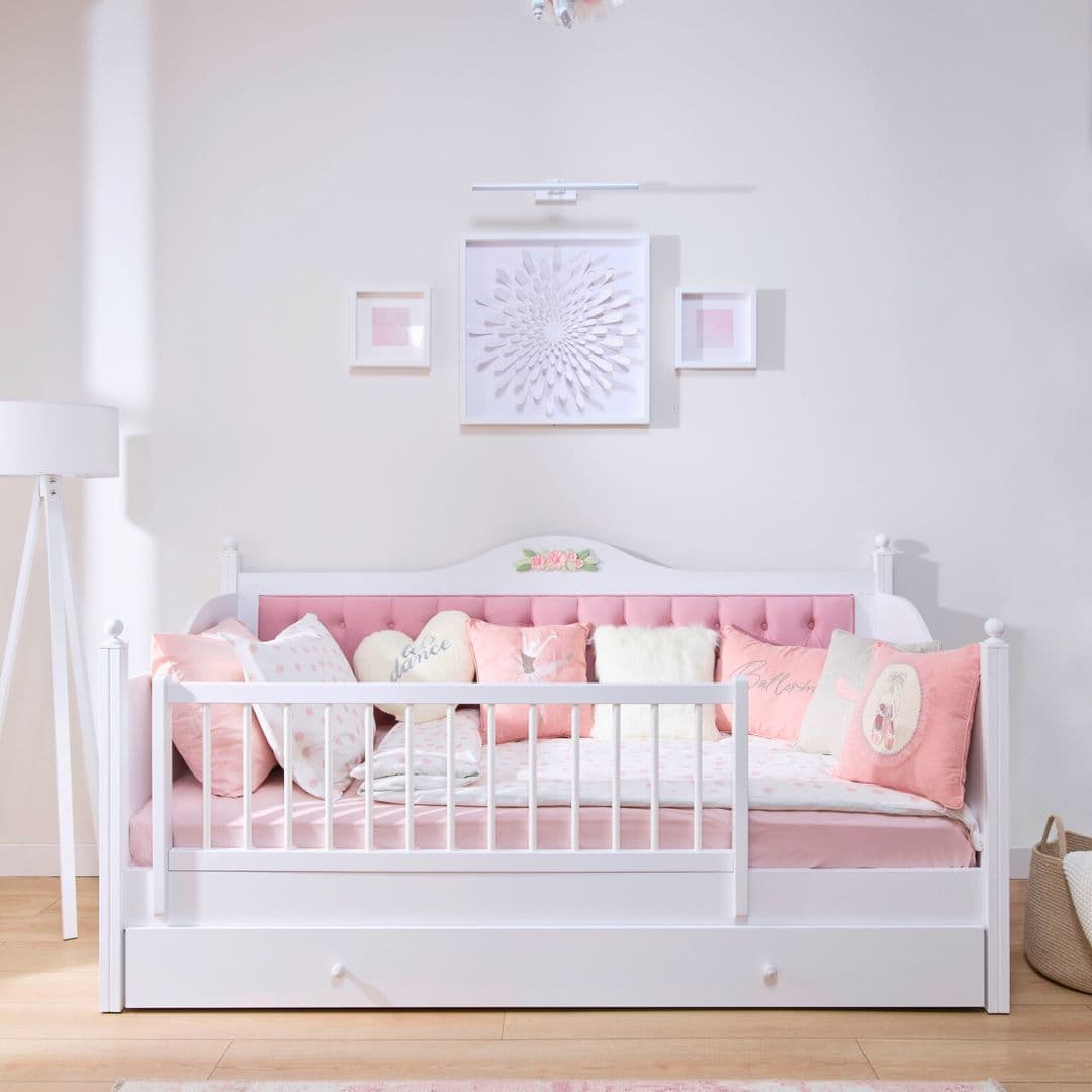 Детско легло Bianca в светла детска стая – бял корпус с розова капитонирана табла и малко керамично цвете. Излъчва нежност и уют.