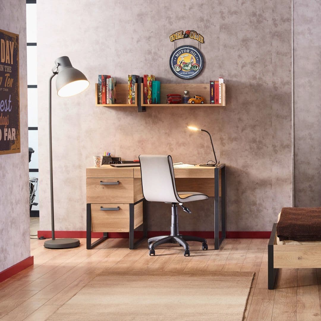 Детско бюро Irony в интериор с лампа и рафтове. Дървесният декор и черната рамка създават подреден учебен кът.