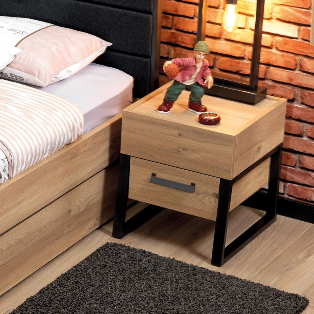 Нощно шкафче Irony до легло – дървесен декор и черна метална рамка. Стои подредено и уютно до лампата.