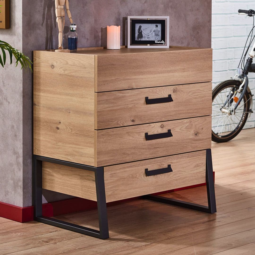 Скрин Irony с 3 чекмеджета, дървесен декор и черна метална основа. Стои подредено и модерно в стаята.