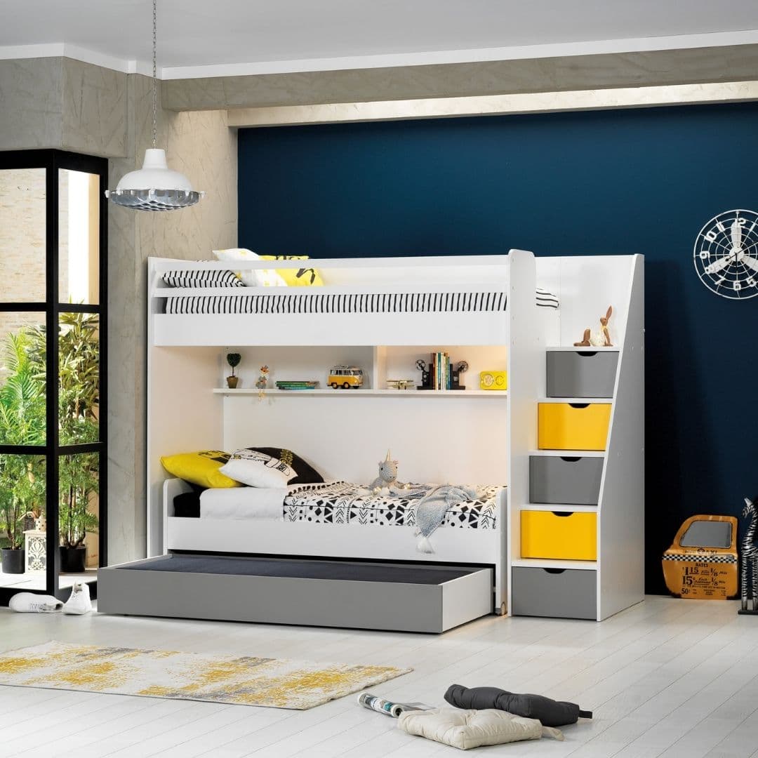 Горно детско легло Neo Yellow в интериор със стълби-ракли в сиво и жълто и LED светлина под леглото. Под него е показано долно легло като допълнителен модул.
