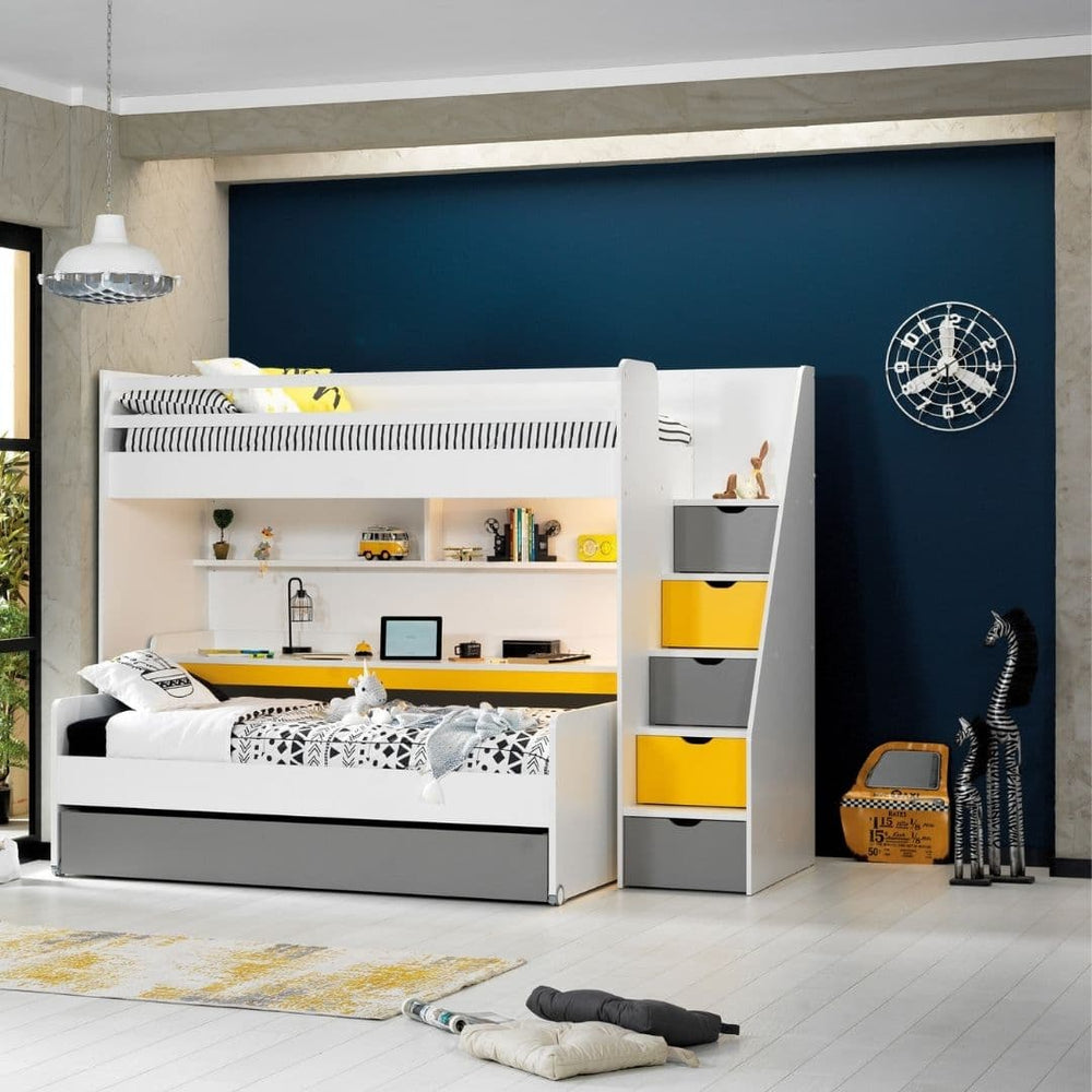 Голямо бюро Neo Yellow, прибрано зад отделното долно легло под горната конструкция със стълби