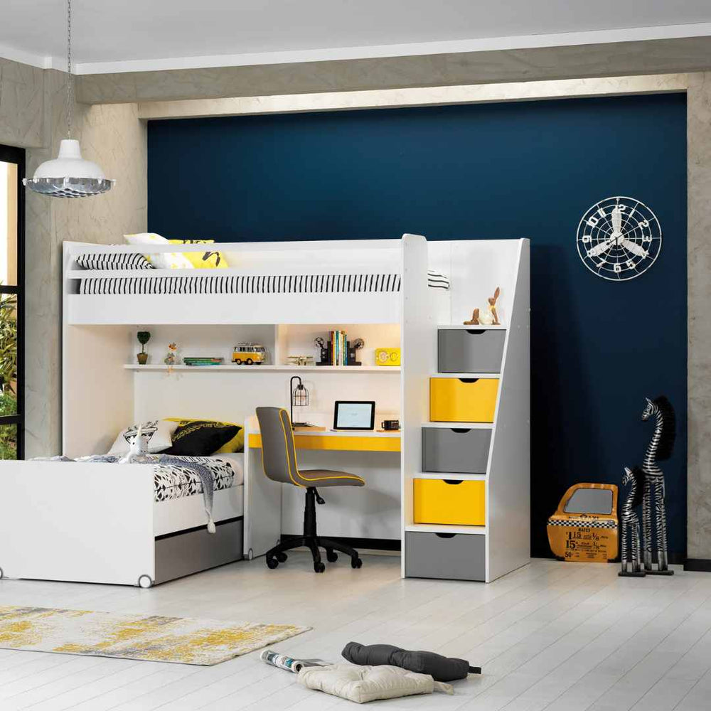Малко бюро Neo Yellow под горното легло, показано със стол и отделно напречно долно легло вляво